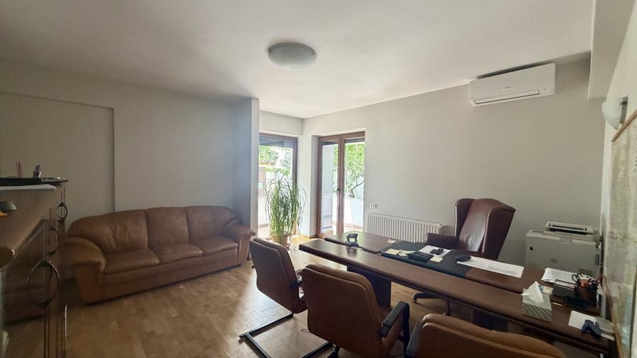 Apartament cu 4 camere decomandat, mobilat în Sisești