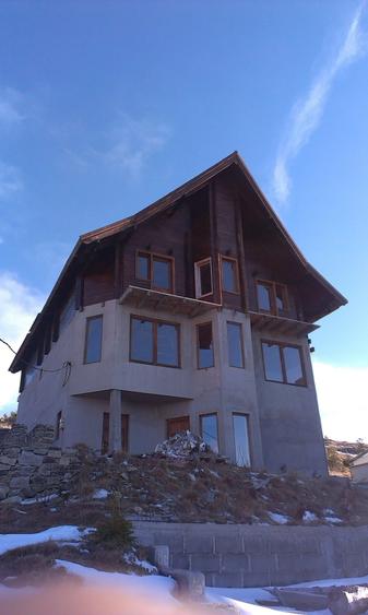 Casă cu 4 camere în Novaci