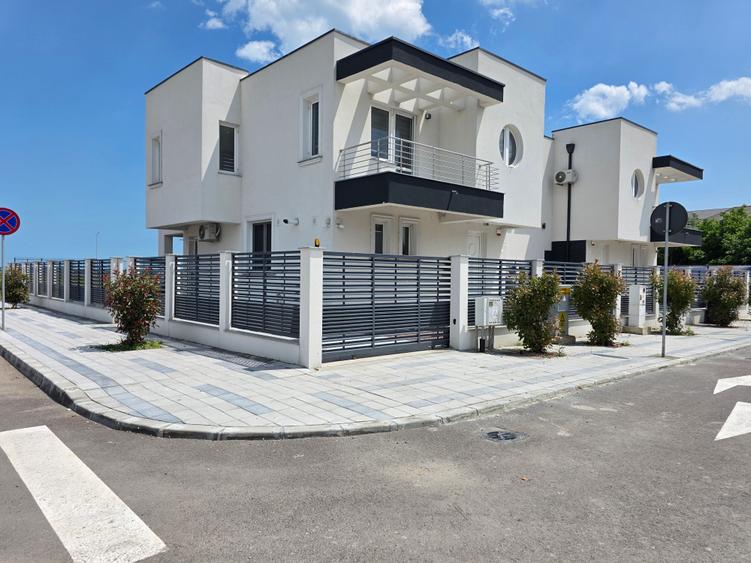 Casă cu 4 camere cu Canalizare în Est