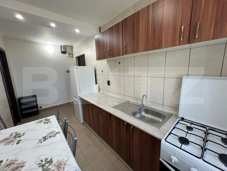 Apartament cu 3 camere semidecomandat, mobilat în Craiovița Nouă