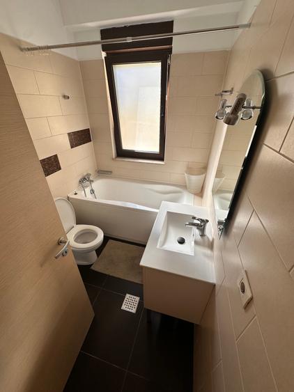 Apartament cu 3 camere semidecomandat în Herăstrău