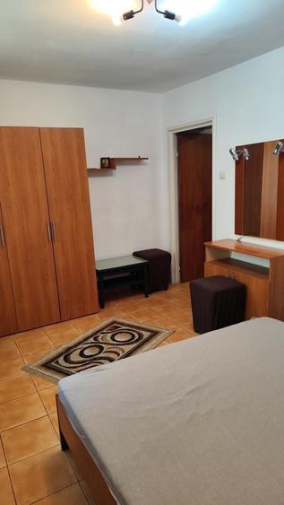 Apartament cu 3 camere semidecomandat în Obor