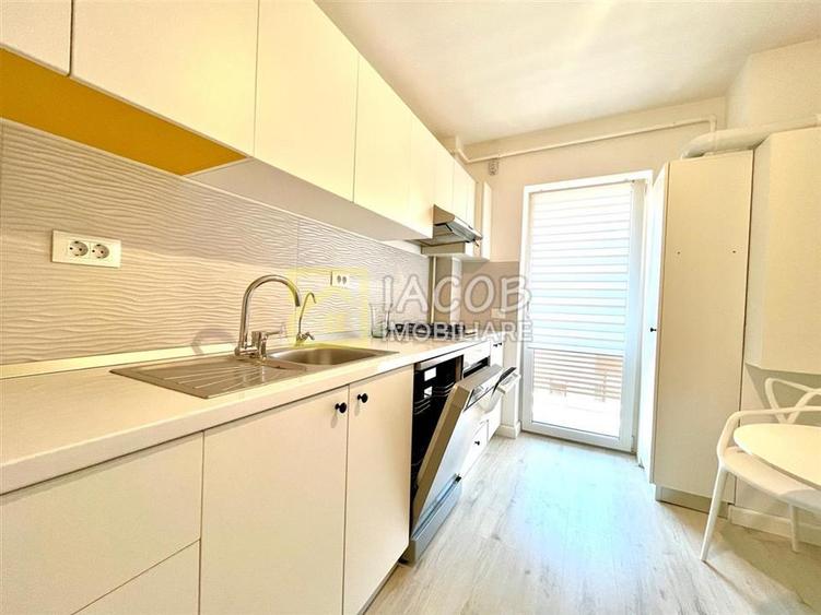 Apartament cu 3 camere semidecomandat, mobilat în Ștefan cel Mare