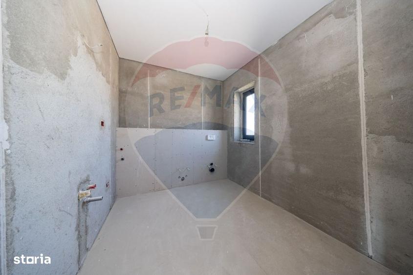 Casă cu 4 camere cu Teren 491 Mp în Noua
