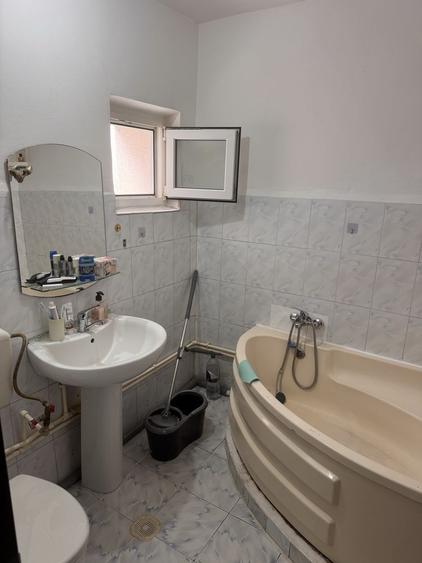 Apartament cu 3 camere decomandat, mobilat în Veteranilor