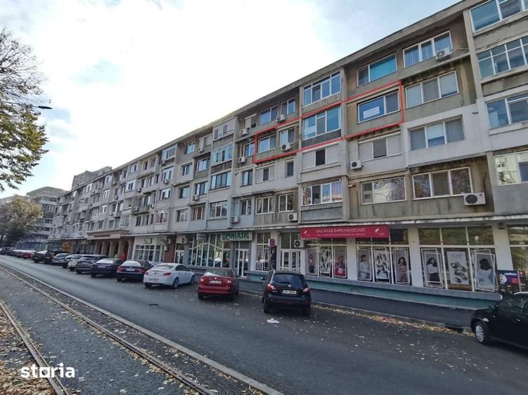 Apartament cu 3 camere semidecomandat în Independenței