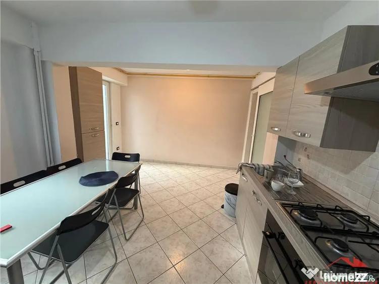 Apartament cu 4 camere decomandat în Central