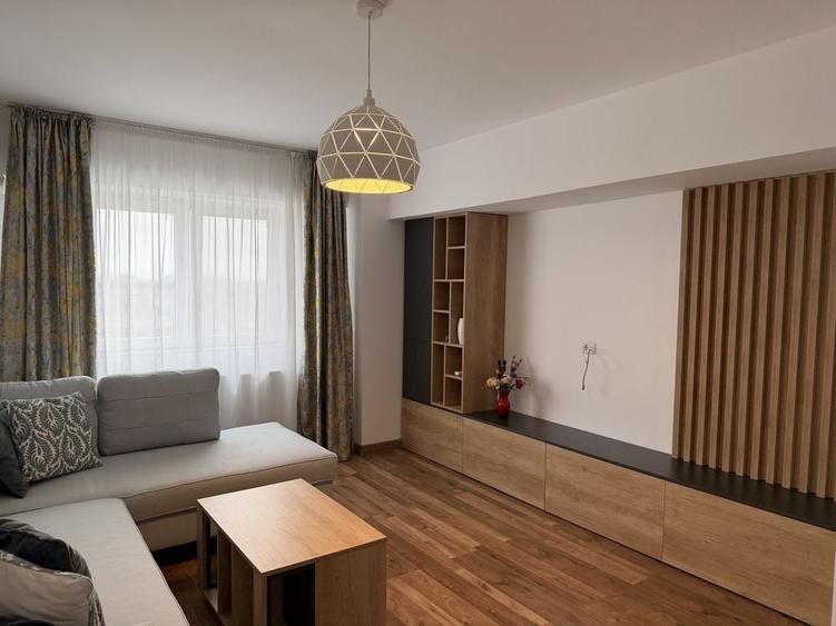 Apartament cu 3 camere semidecomandat în Crângași