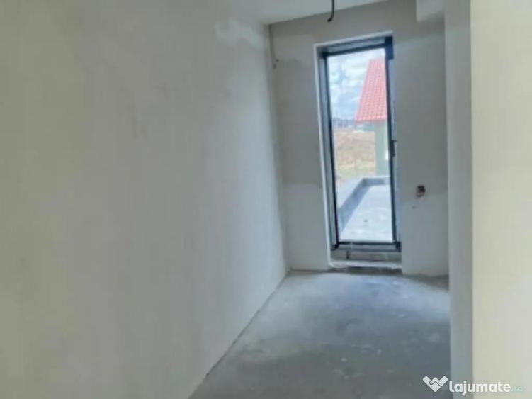 Casă cu 5 camere cu Teren 394 Mp în Agigea
