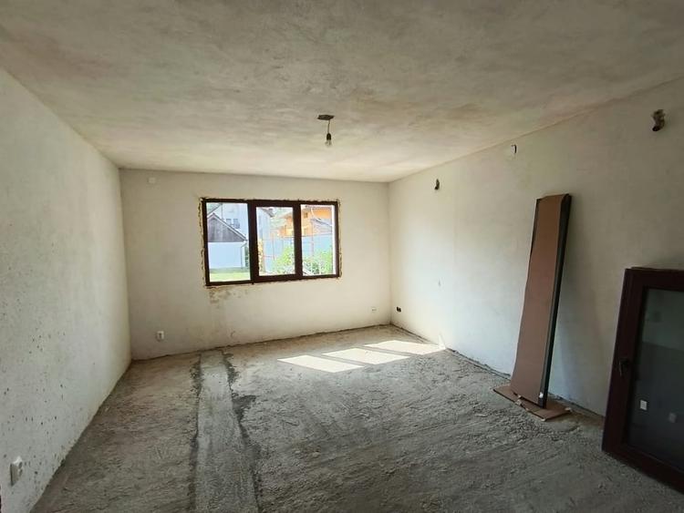 Casă individuală cu 4 camere cu Canalizare în Valea Borcutului