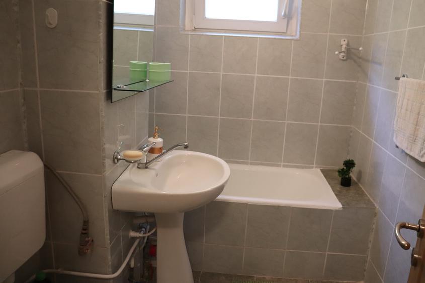 Apartament cu 2 camere semidecomandat în Centrul Bancar