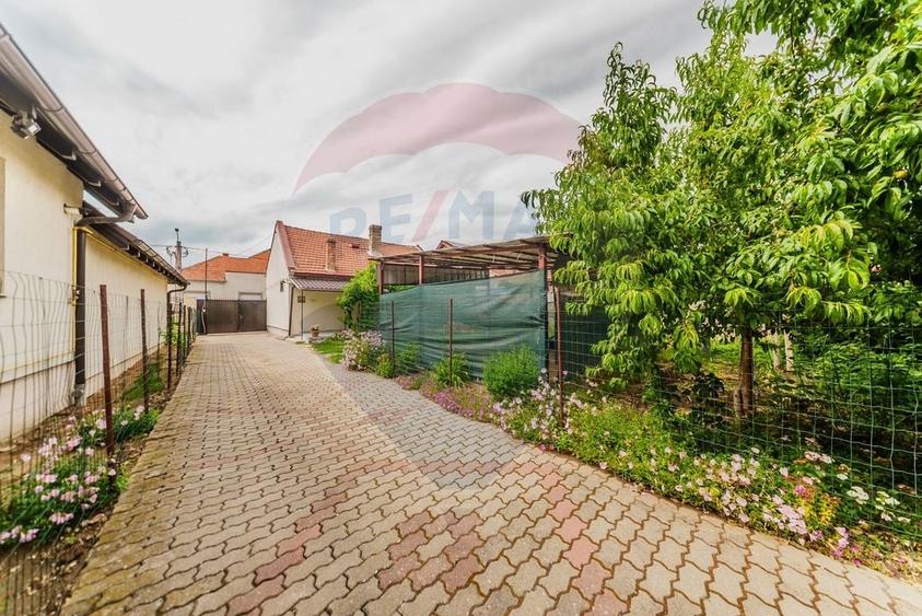 Casă individuală cu 2 camere cu Teren 100 Mp în Pârneava