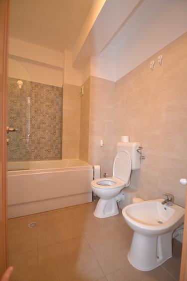 Apartament cu 3 camere decomandat în Torontalului