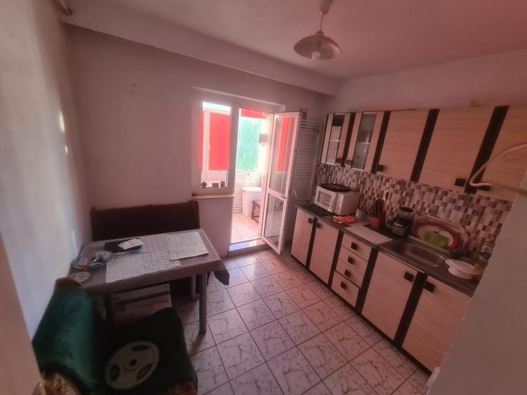 Apartament cu 3 camere decomandat în Km 4-5