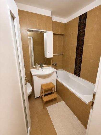 Apartament cu 4 camere semidecomandat, mobilat în Tractorul