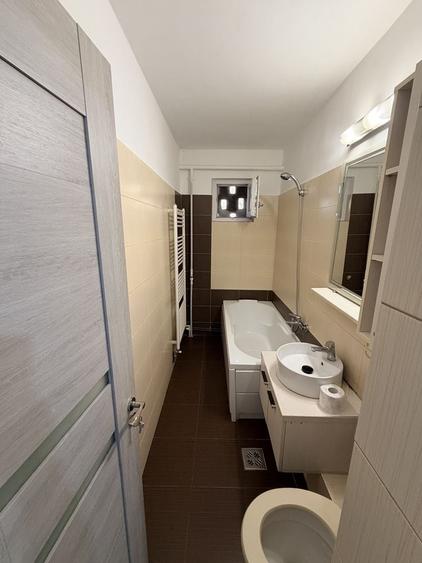Apartament cu 3 camere semidecomandat în Craiovița Nouă