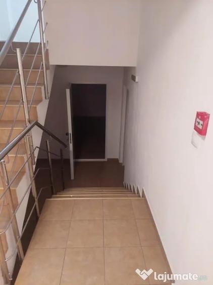 Spațiu comercial, de 84 mp, în Sărari