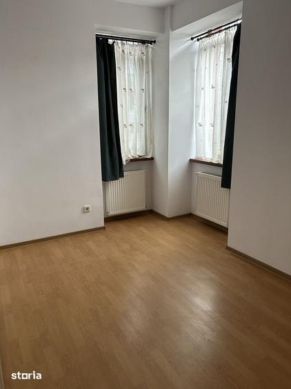 Casă cu 8 camere cu Teren 250 Mp în Tei
