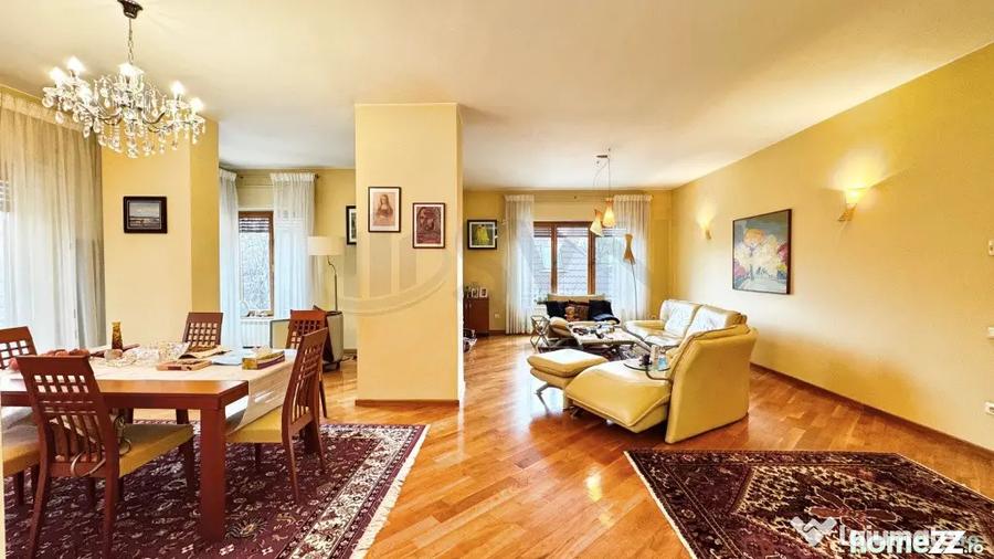 Apartament cu 5 camere semidecomandat în Capitale