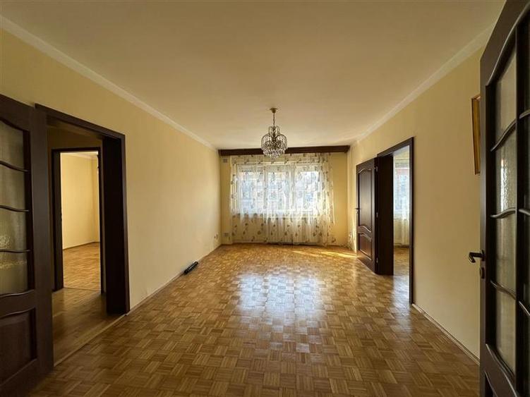 Apartament cu 3 camere semidecomandat în Aeroport