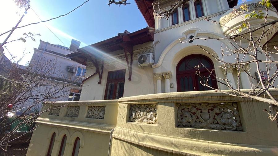 Casă individuală cu 10 camere cu Canalizare în Cișmigiu