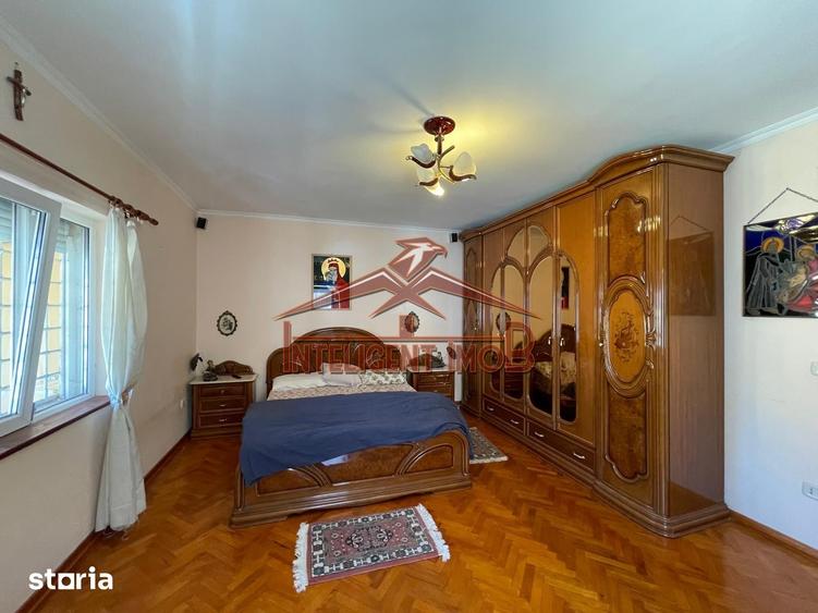 Casă cu 5 camere decomandat cu Teren 900 Mp în Mândra