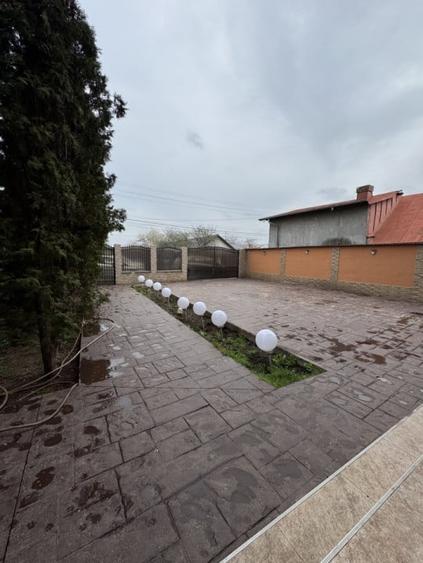Casă individuală cu 9 camere cu Canalizare în B-dul București