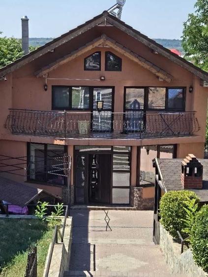 Casă cu 4 camere în Exterior Vest
