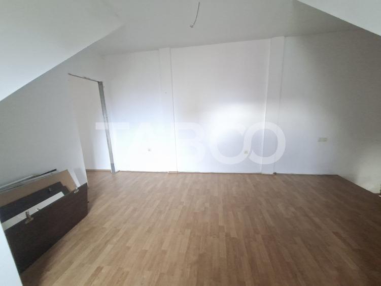 Apartament cu 3 camere semidecomandat în Vasile Aaron