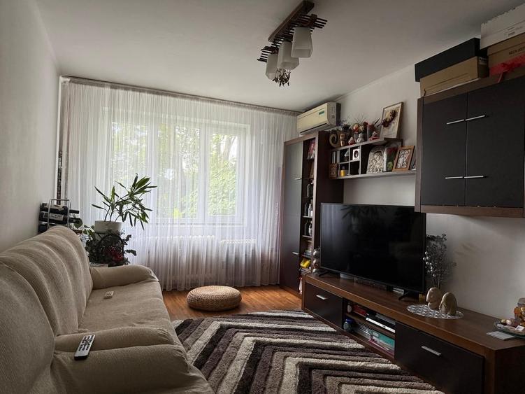 Apartament cu 3 camere decomandat în Titan