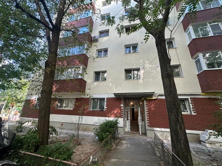 Apartament cu 3 camere semidecomandat, mobilat în Colentina