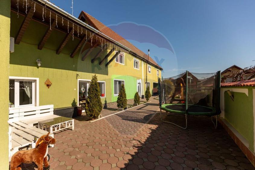 Casa SPATIOASA de vanzare in zona semicentrala - 1