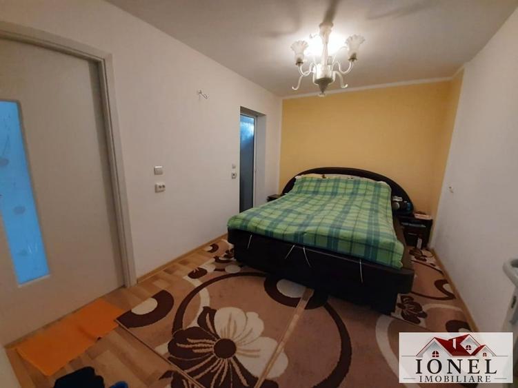 Casă individuală cu 9 camere cu Canalizare în Central