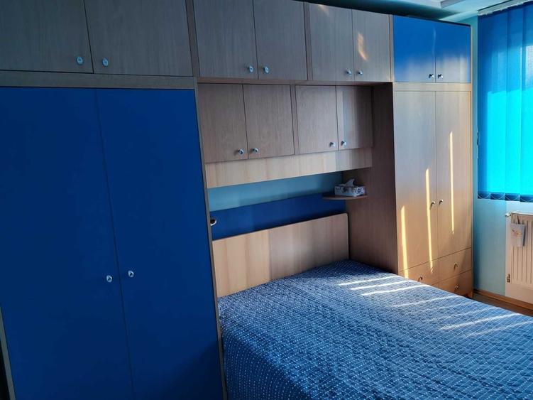 Apartament cu 3 camere decomandat în Voineasa