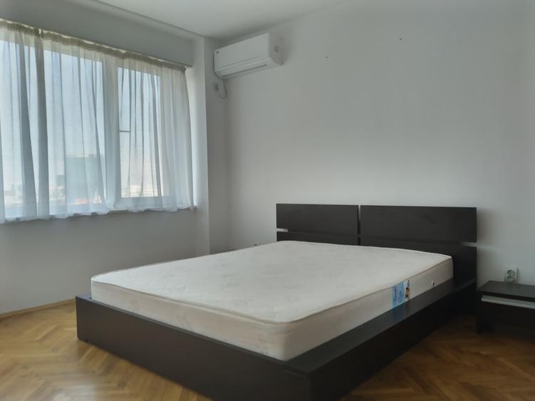 Apartament cu 3 camere semidecomandat în Sala Palatului