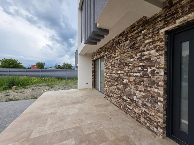 Casă individuală cu 4 camere cu Canalizare în Stupini