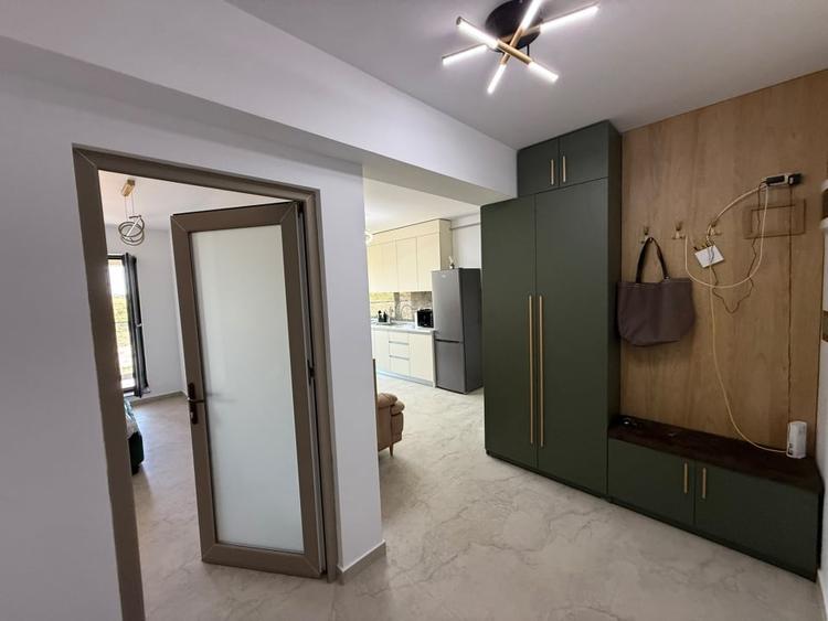 Apartament cu 3 camere semidecomandat, mobilat în Peco