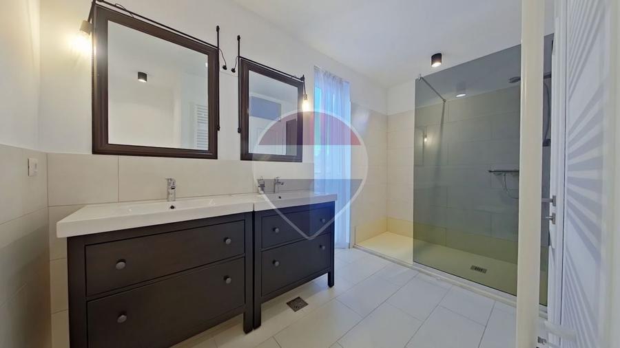 Apartament cu 3 camere semidecomandat, mobilat în Central