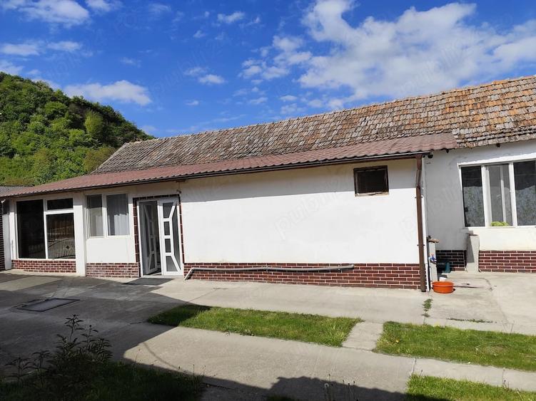 Casă cu Teren 2400 Mp în Subpiatră