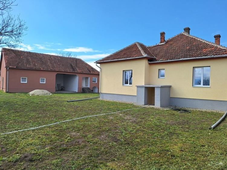 Casă cu 3 camere decomandat în Strei