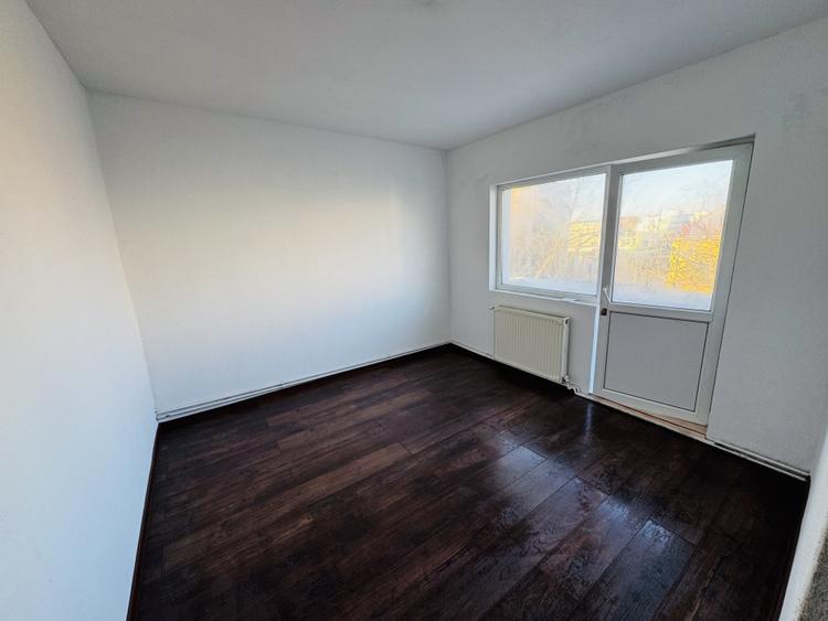 Apartament cu 3 camere decomandat în Lipovei