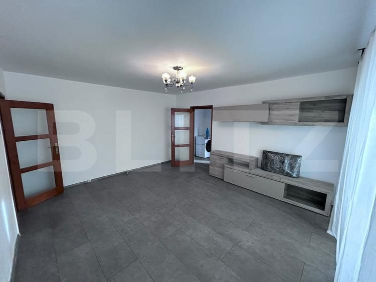 Apartament cu 3 camere semidecomandat, mobilat în 9 Mai