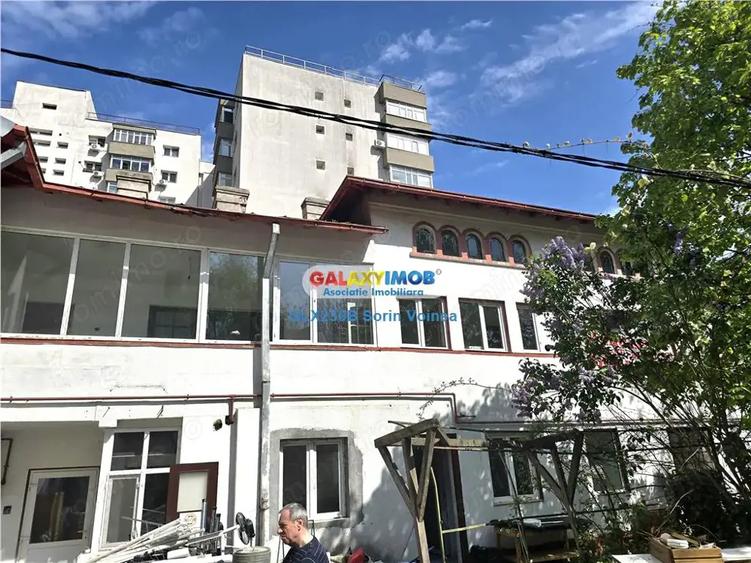 Casă cu 14 camere cu Teren 400 Mp în Titan