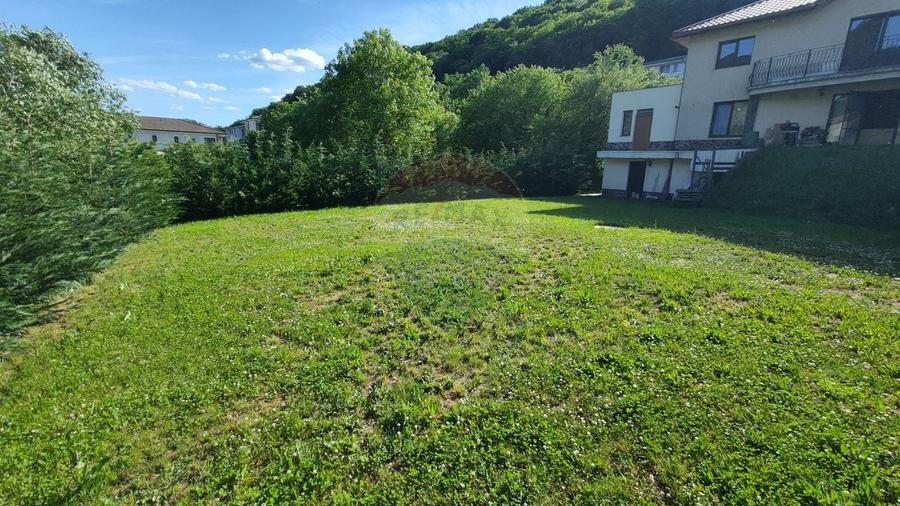 Duplex cu 7 camere cu Teren 644 Mp în Florești