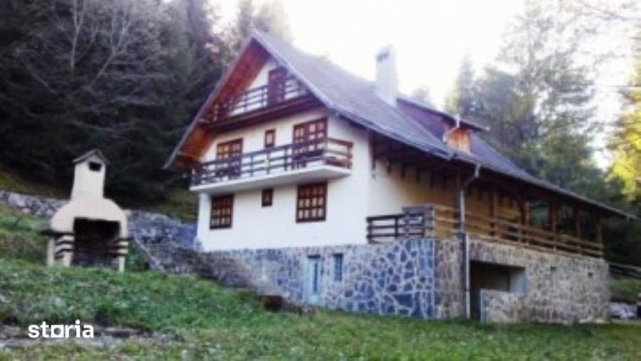 Casă cu 6 camere cu Teren 3884 Mp în Plaiul Foii