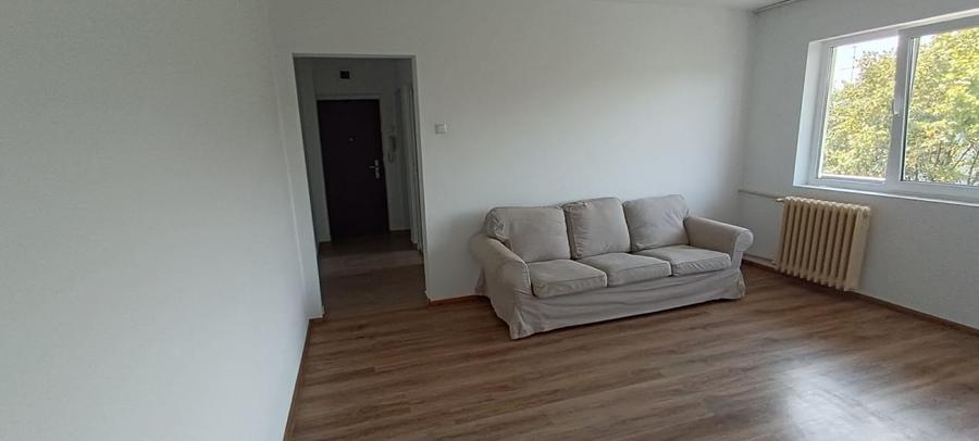 Apartament cu 3 camere semidecomandat, mobilat în Nord