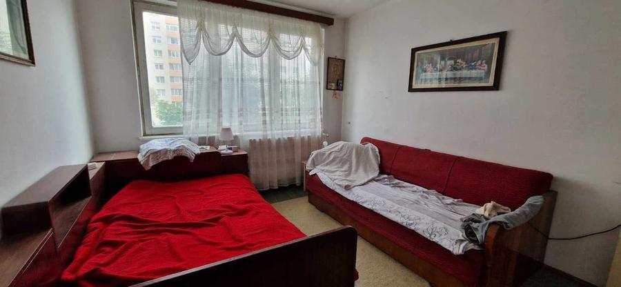 Apartament cu 3 camere semidecomandat în Astra
