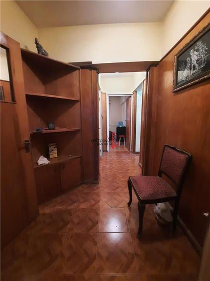 Apartament cu 4 camere semidecomandat în Iancului