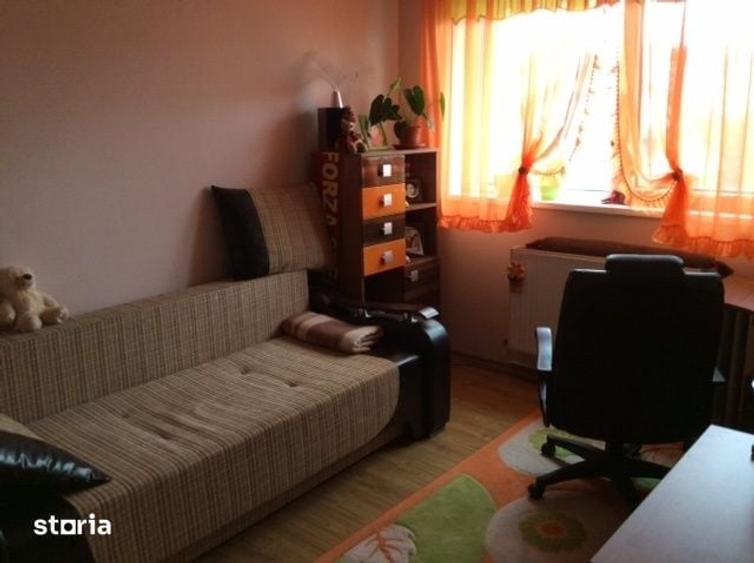 Apartament cu 3 camere decomandat în Turnișor