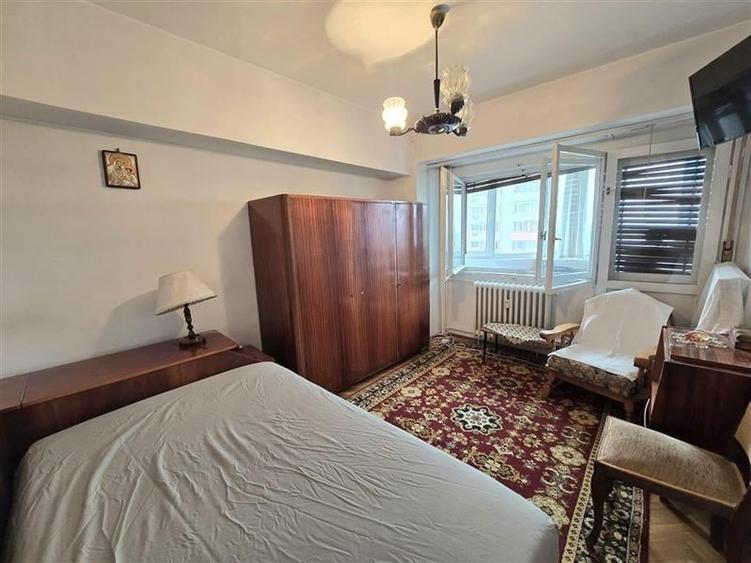 Apartament cu 3 camere decomandat în 1 Mai